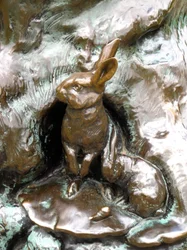 Králíci, detail ze sochy Petra Pana, 1912 (bronz)